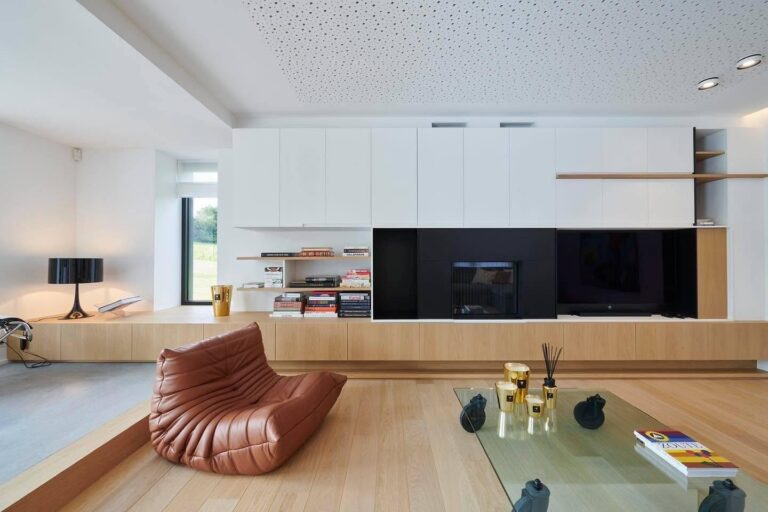 Meuble TV, cheminée et bibliothèque sur mesure en chêne et laqué blanc – Drouven