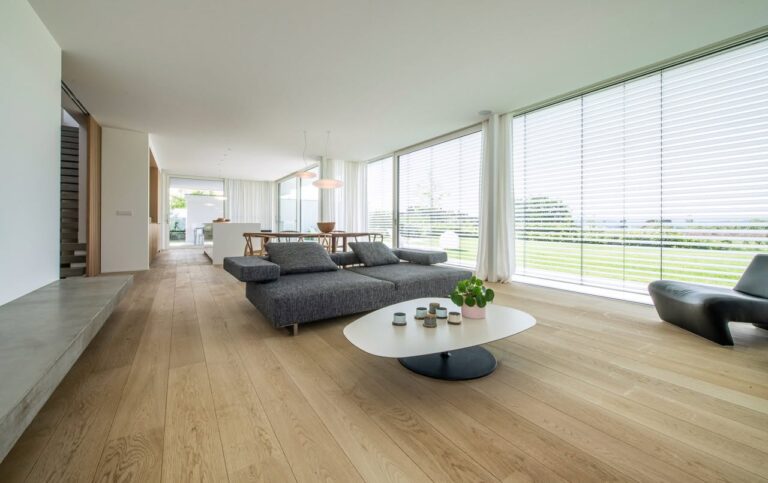 Séjour lumineux avec parquet en chêne grandes lames posé par Drouven