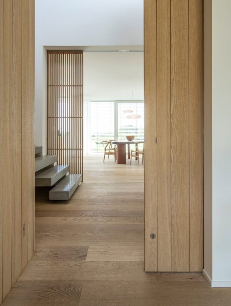 Portes coulissantes et claustra en chêne sur mesure, parquet chêne et escalier béton – Drouven